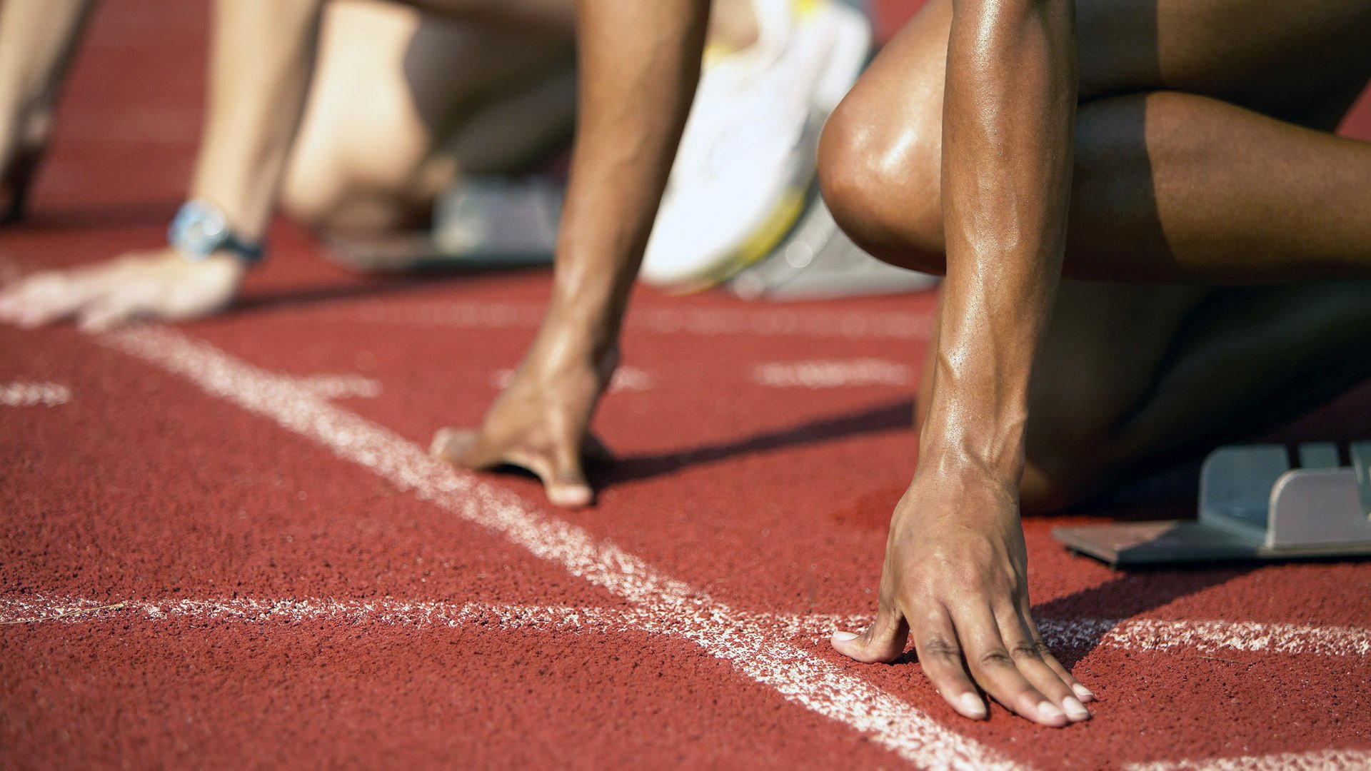 勇士主帅带队观看经典比赛强化战术意识，勇士主场震撼开幕